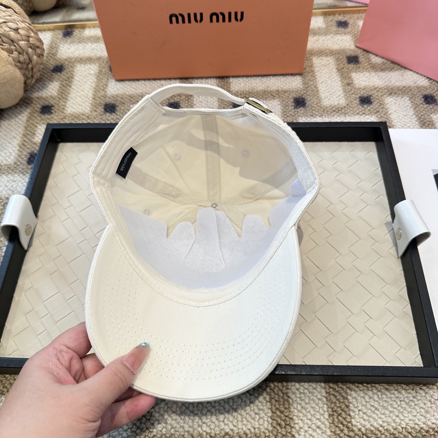 MiuMiu新款棒球帽帽子的版型很好，不管怎么搭配都好看，秋冬look配饰😎