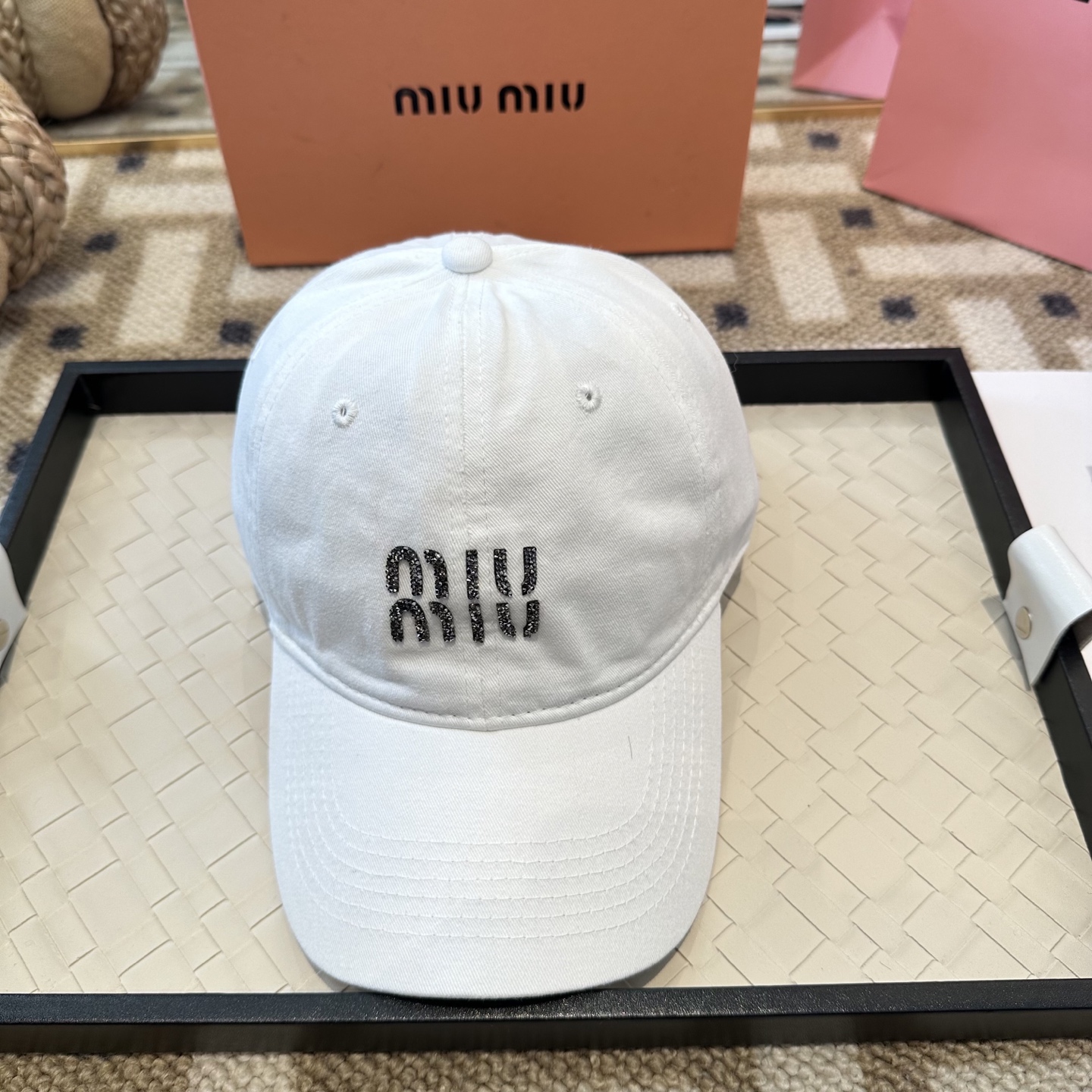 MiuMiu新款棒球帽帽子的版型很好，不管怎么搭配都好看，秋冬look配饰😎