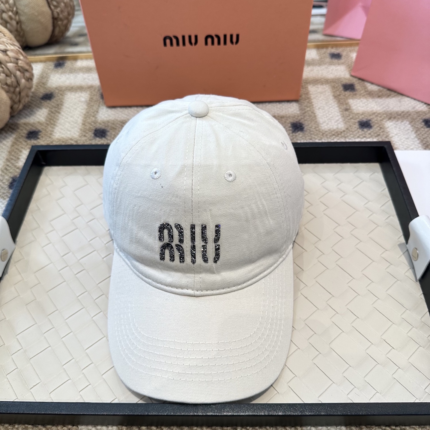 MiuMiu新款棒球帽帽子的版型很好，不管怎么搭配都好看，秋冬look配饰😎