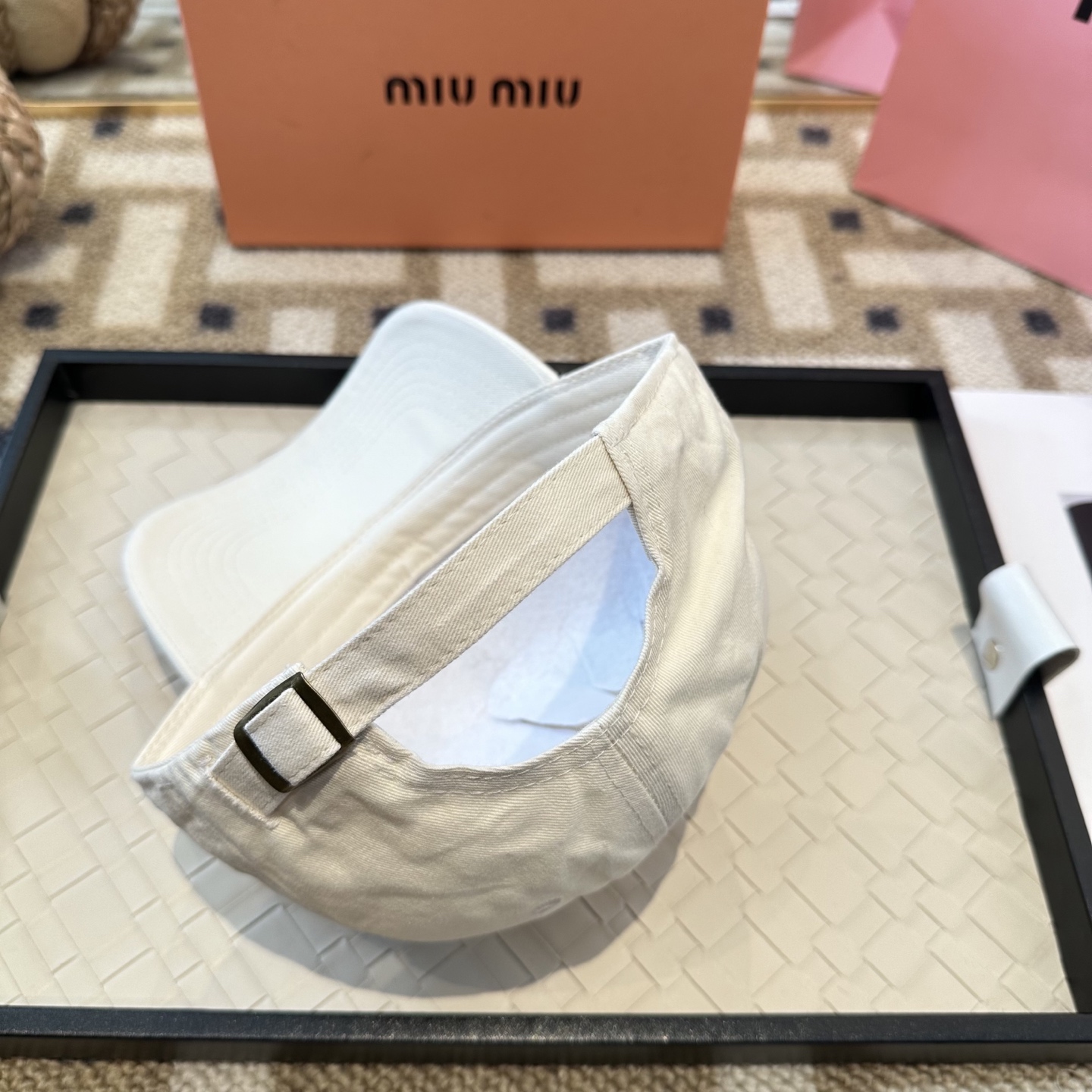 MiuMiu新款棒球帽帽子的版型很好，不管怎么搭配都好看，秋冬look配饰😎