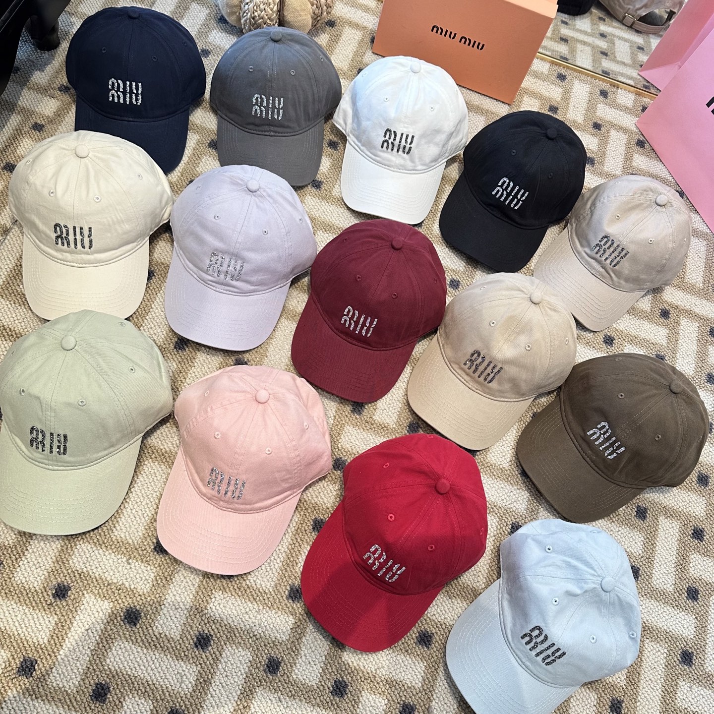 MiuMiu新款棒球帽帽子的版型很好，不管怎么搭配都好看，秋冬look配饰😎