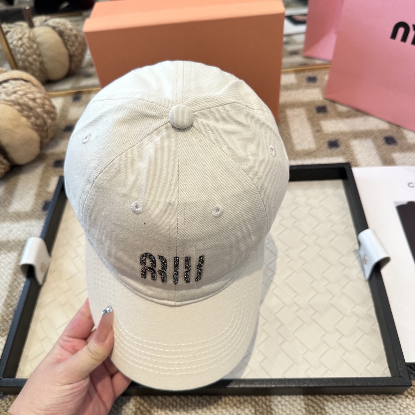 MiuMiu新款棒球帽帽子的版型很好，不管怎么搭配都好看，秋冬look配饰😎