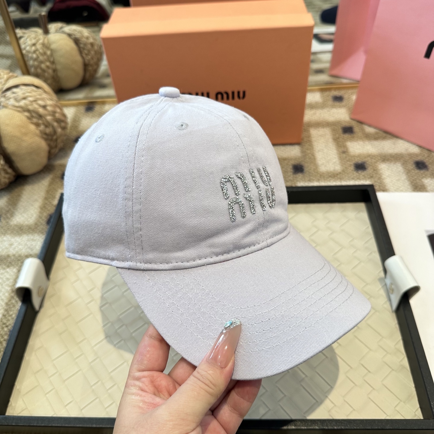 MiuMiu新款棒球帽帽子的版型很好，不管怎么搭配都好看，秋冬look配饰😎