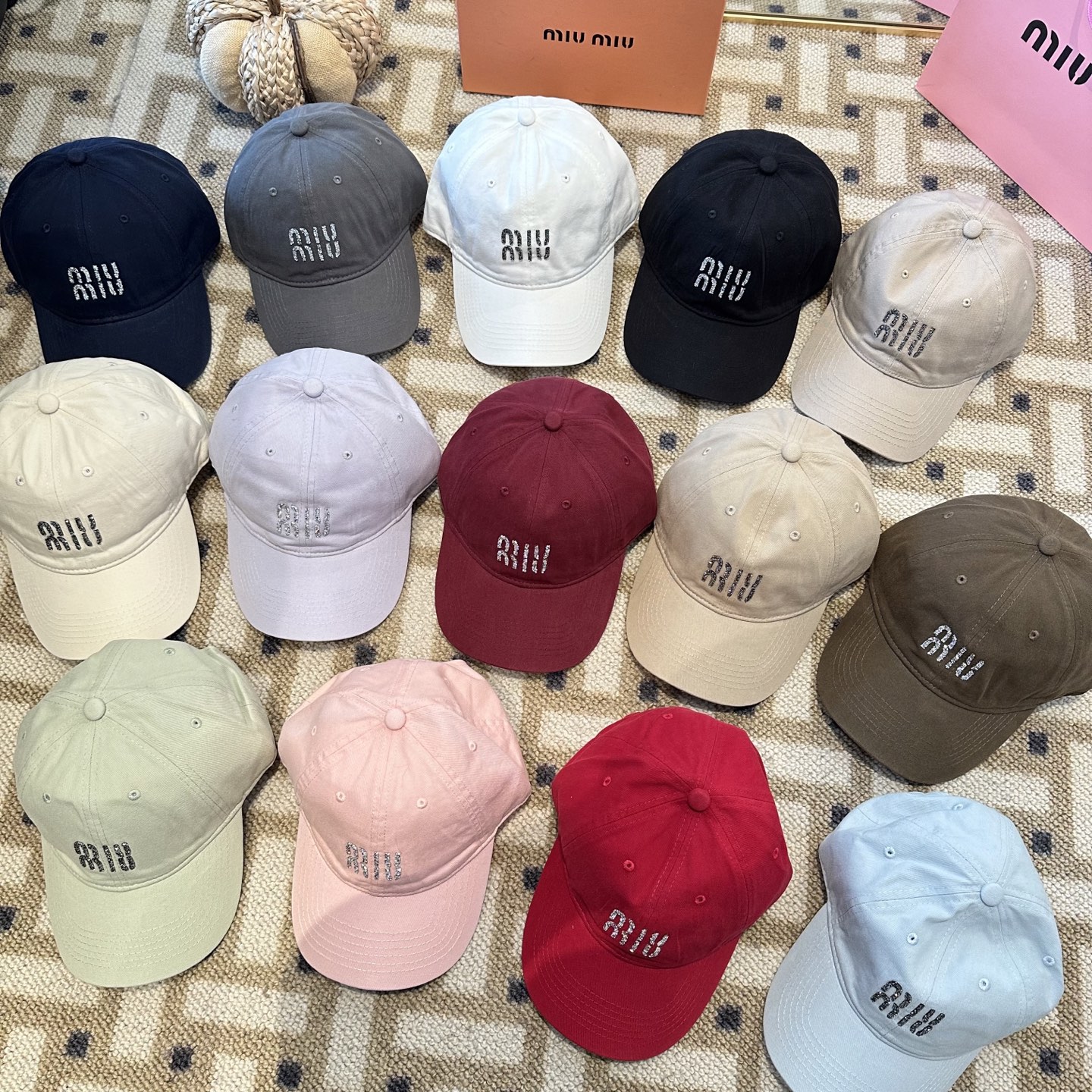 MiuMiu新款棒球帽帽子的版型很好，不管怎么搭配都好看，秋冬look配饰😎