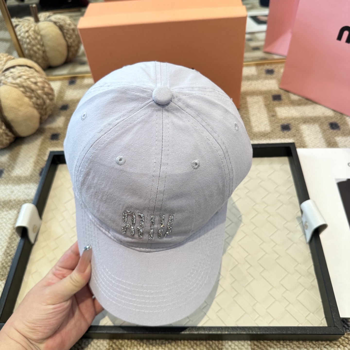 MiuMiu新款棒球帽帽子的版型很好，不管怎么搭配都好看，秋冬look配饰😎