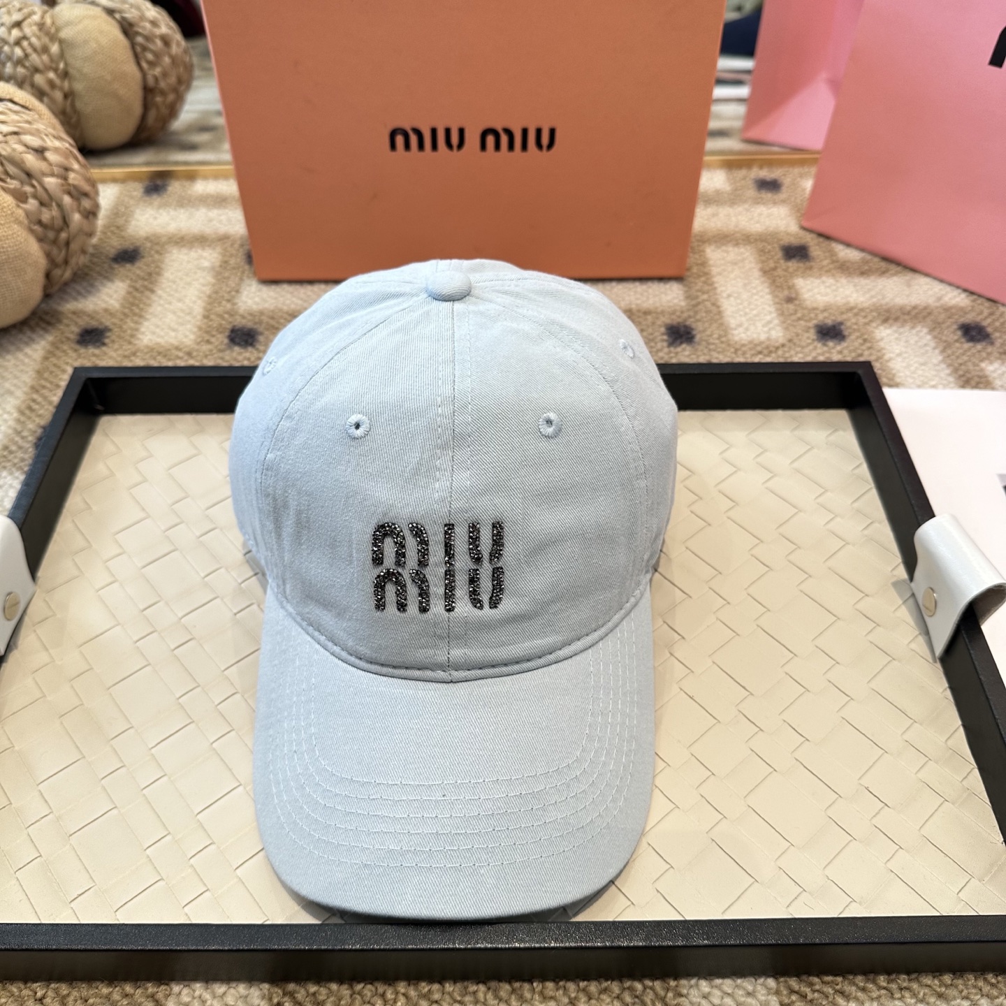 MiuMiu新款棒球帽帽子的版型很好，不管怎么搭配都好看，秋冬look配饰😎