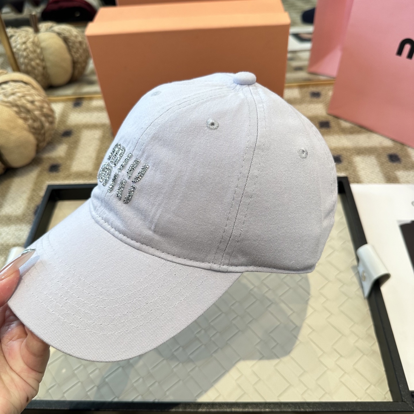 MiuMiu新款棒球帽帽子的版型很好，不管怎么搭配都好看，秋冬look配饰😎