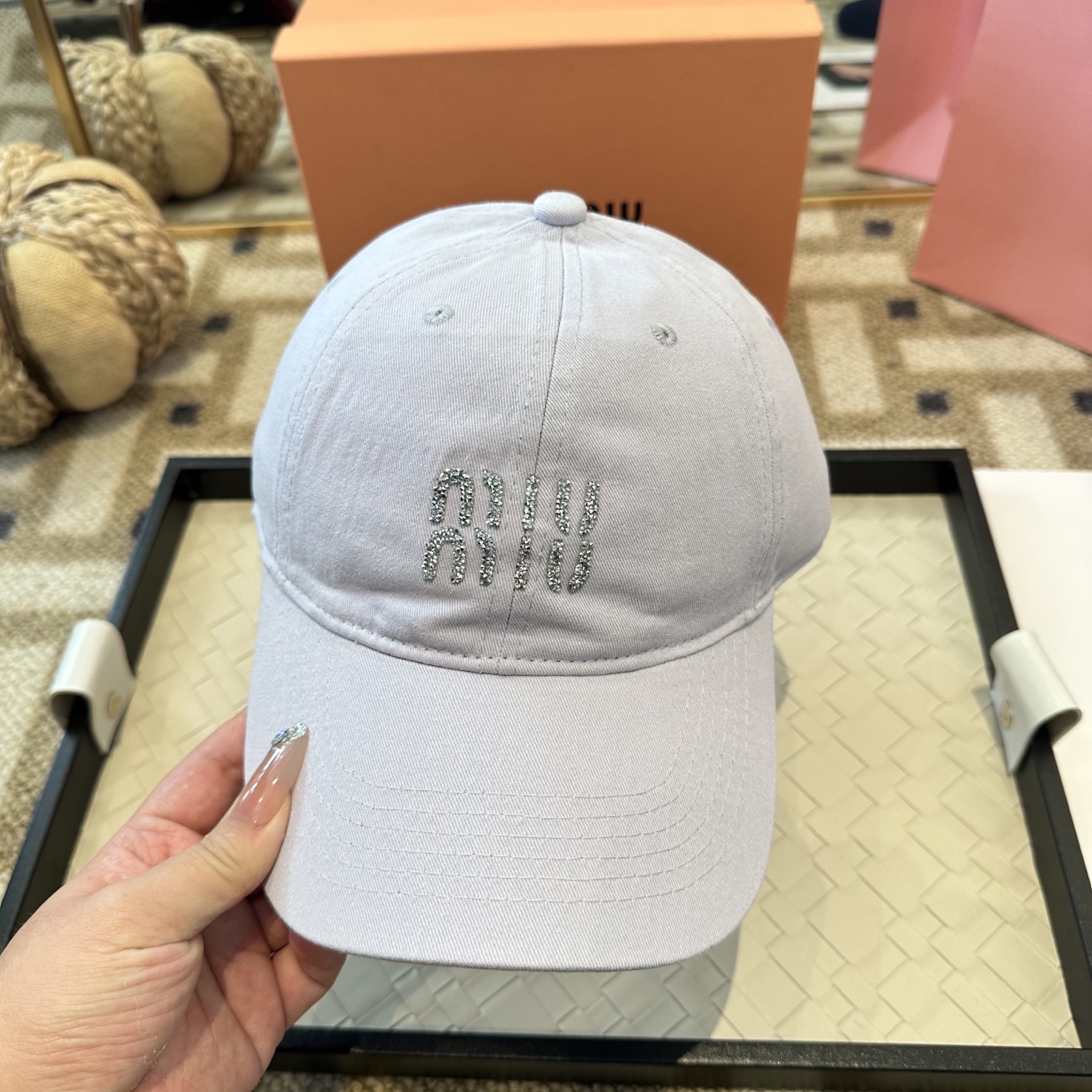 MiuMiu新款棒球帽帽子的版型很好，不管怎么搭配都好看，秋冬look配饰😎