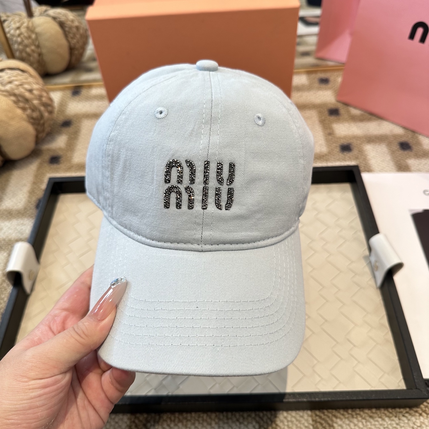 MiuMiu新款棒球帽帽子的版型很好，不管怎么搭配都好看，秋冬look配饰😎