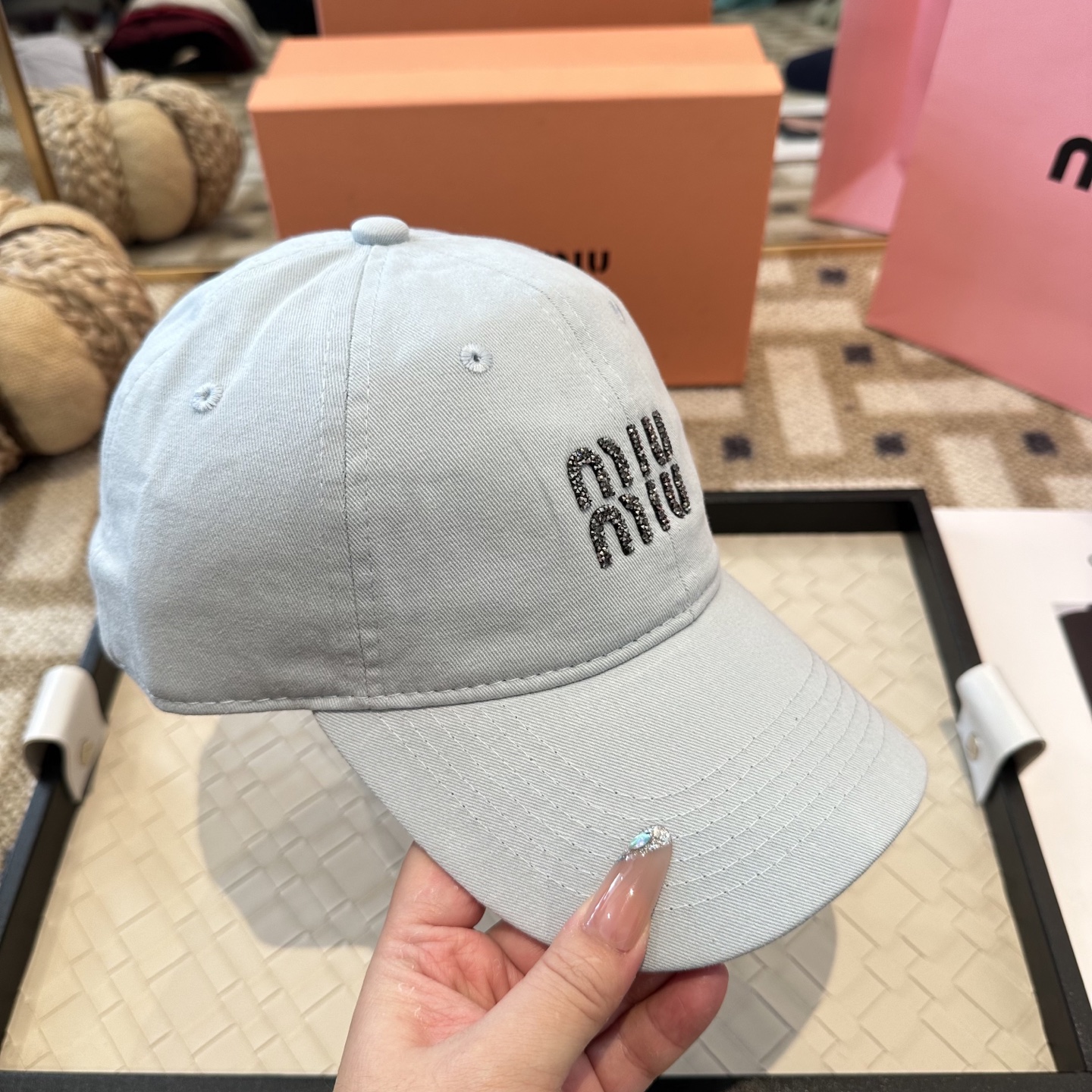 MiuMiu新款棒球帽帽子的版型很好，不管怎么搭配都好看，秋冬look配饰😎