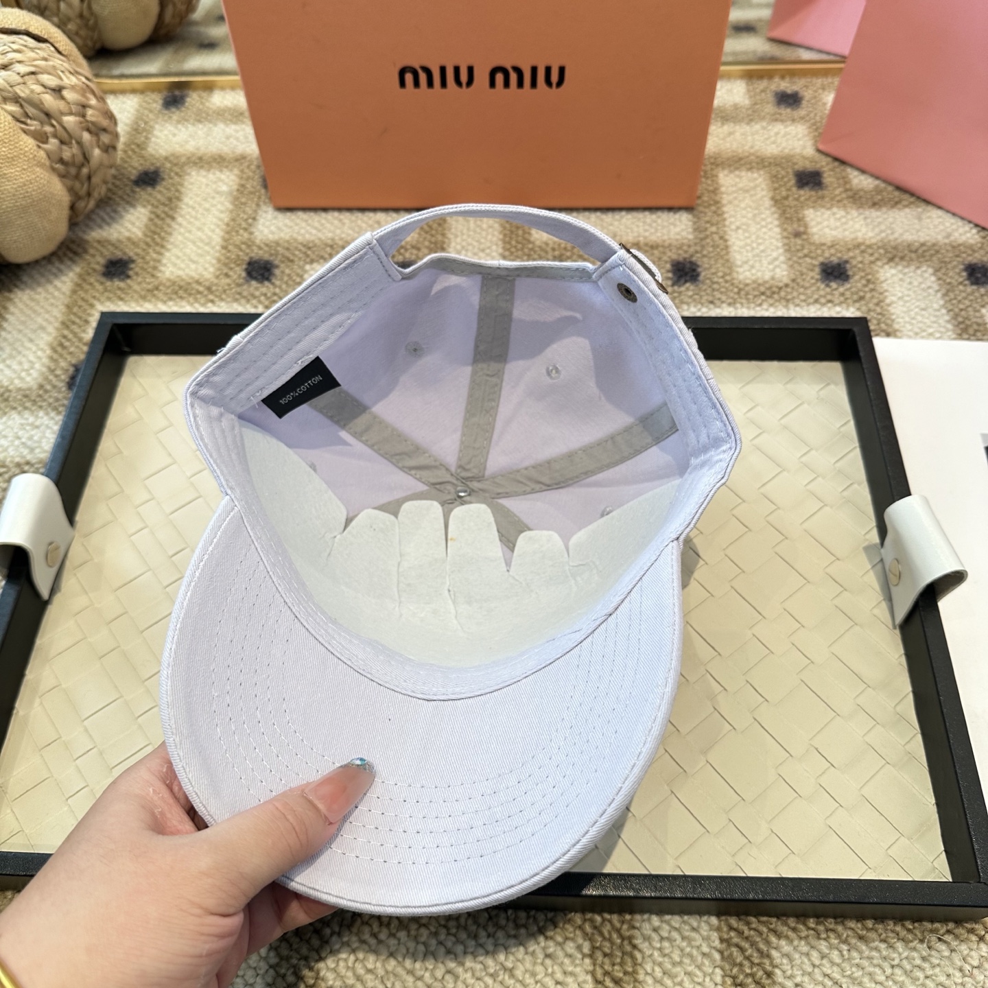 MiuMiu新款棒球帽帽子的版型很好，不管怎么搭配都好看，秋冬look配饰😎