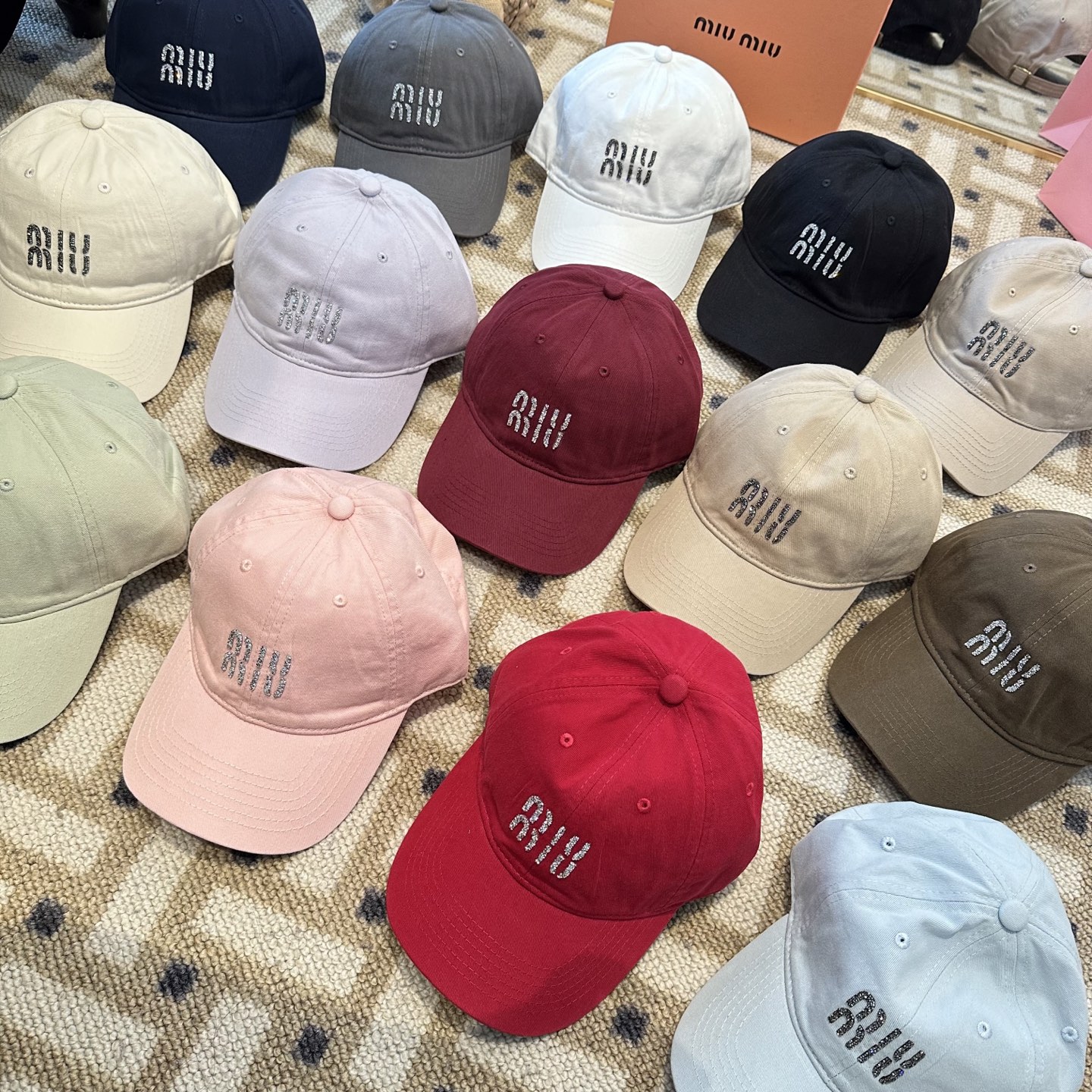 MiuMiu新款棒球帽帽子的版型很好，不管怎么搭配都好看，秋冬look配饰😎