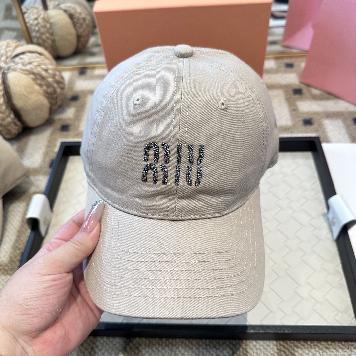 MiuMiu新款棒球帽帽子的版型很好，不管怎么搭配都好看，秋冬look配饰😎