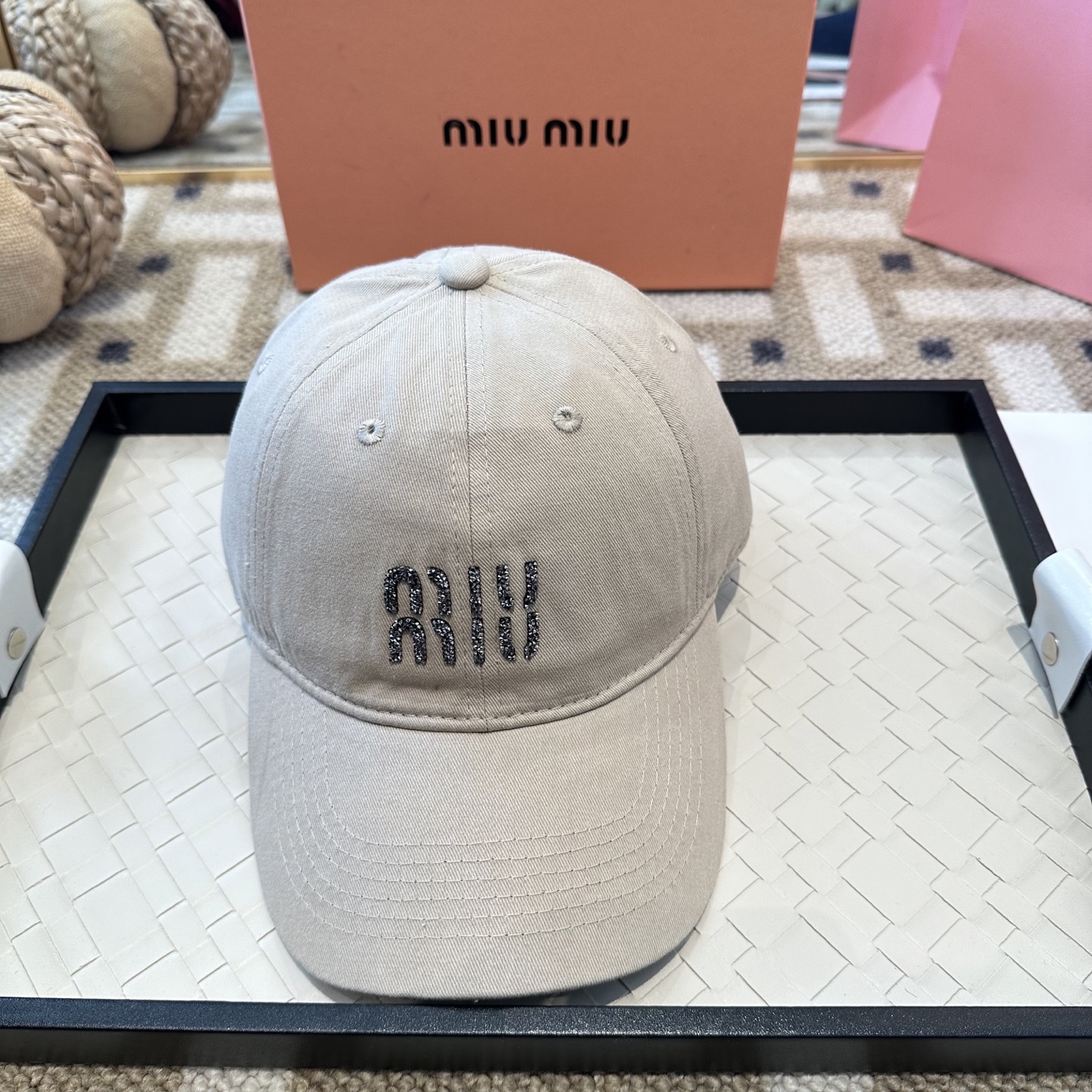 MiuMiu新款棒球帽帽子的版型很好，不管怎么搭配都好看，秋冬look配饰😎