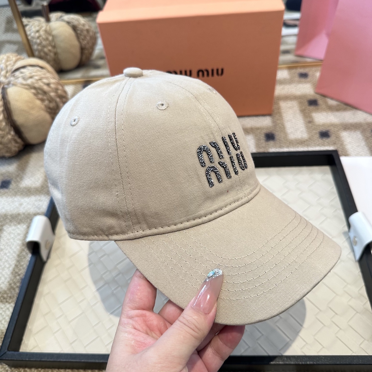 MiuMiu新款棒球帽帽子的版型很好，不管怎么搭配都好看，秋冬look配饰😎