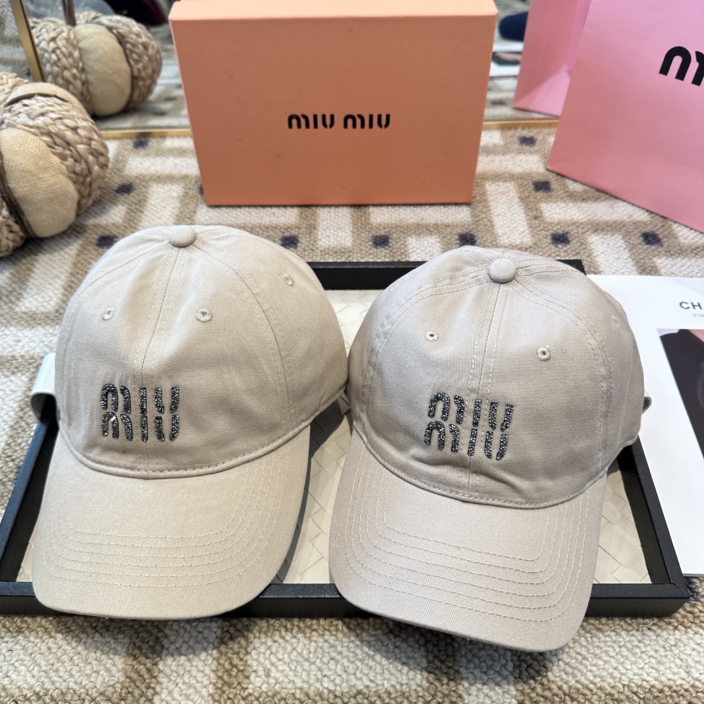 MiuMiu新款棒球帽帽子的版型很好，不管怎么搭配都好看，秋冬look配饰😎