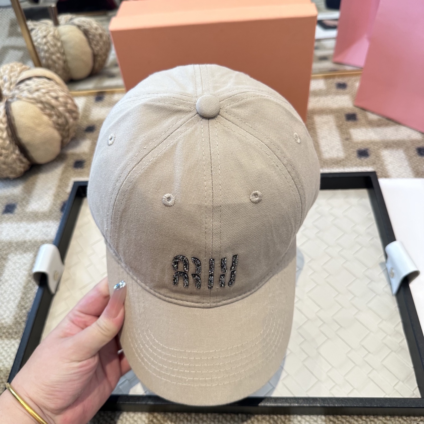 MiuMiu新款棒球帽帽子的版型很好，不管怎么搭配都好看，秋冬look配饰😎