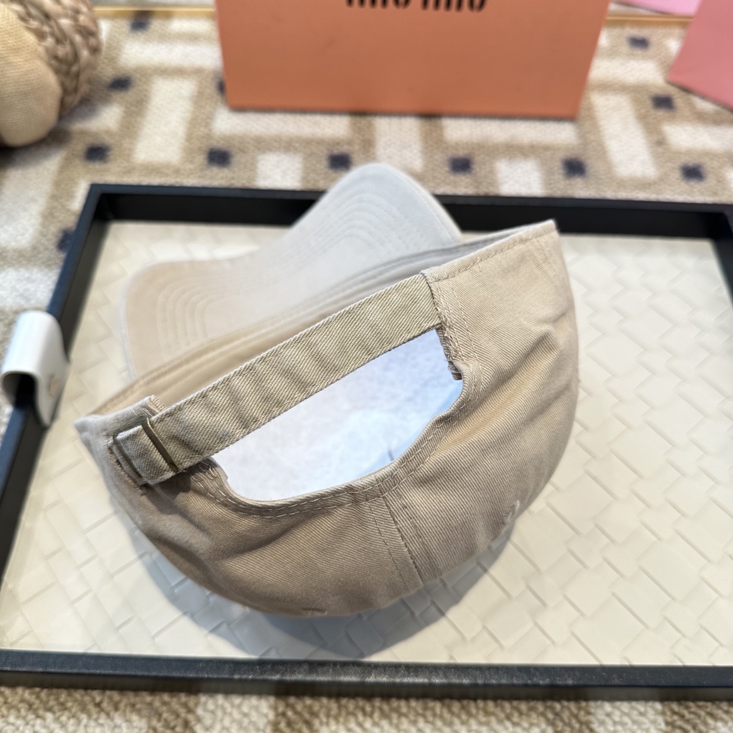 MiuMiu新款棒球帽帽子的版型很好，不管怎么搭配都好看，秋冬look配饰😎