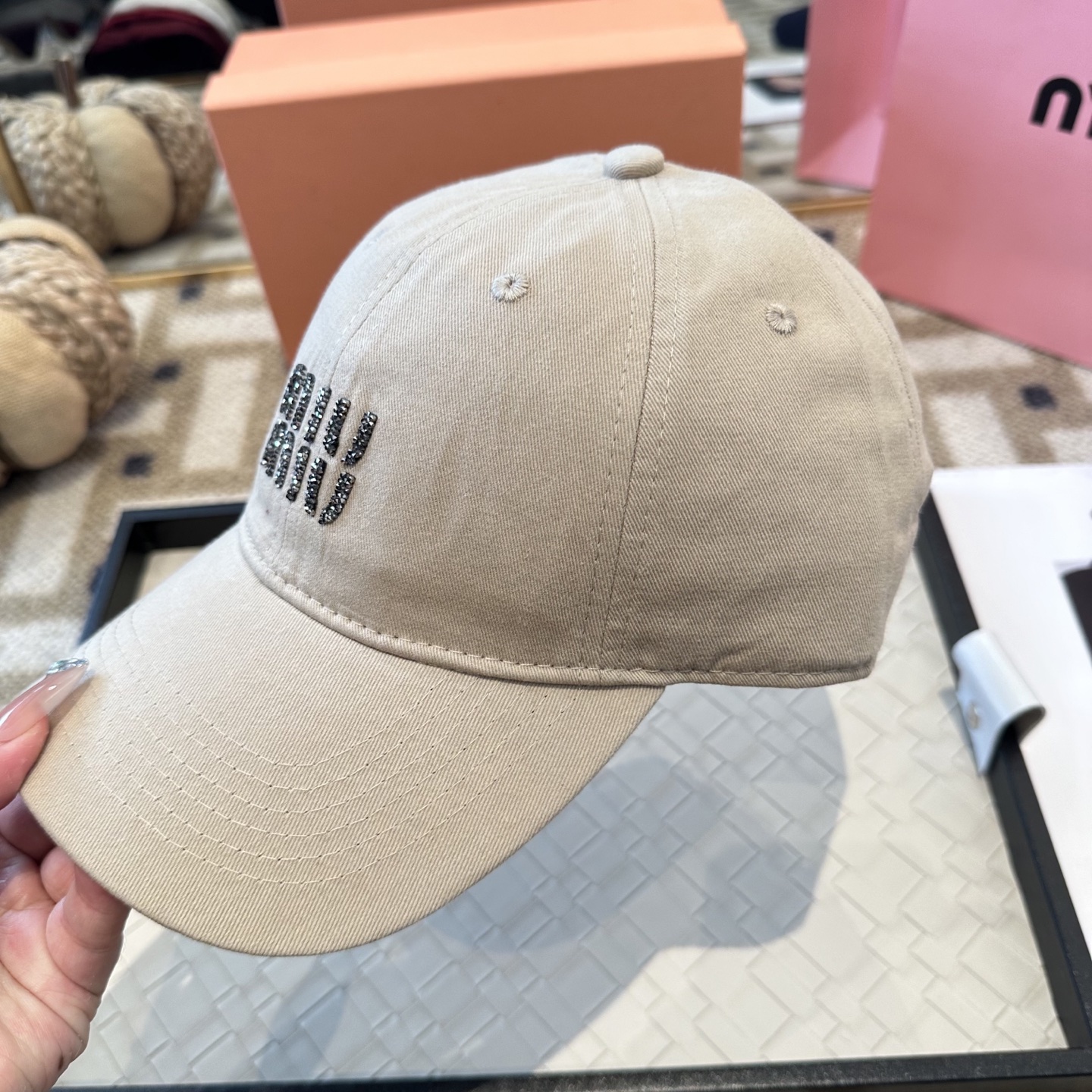 MiuMiu新款棒球帽帽子的版型很好，不管怎么搭配都好看，秋冬look配饰😎