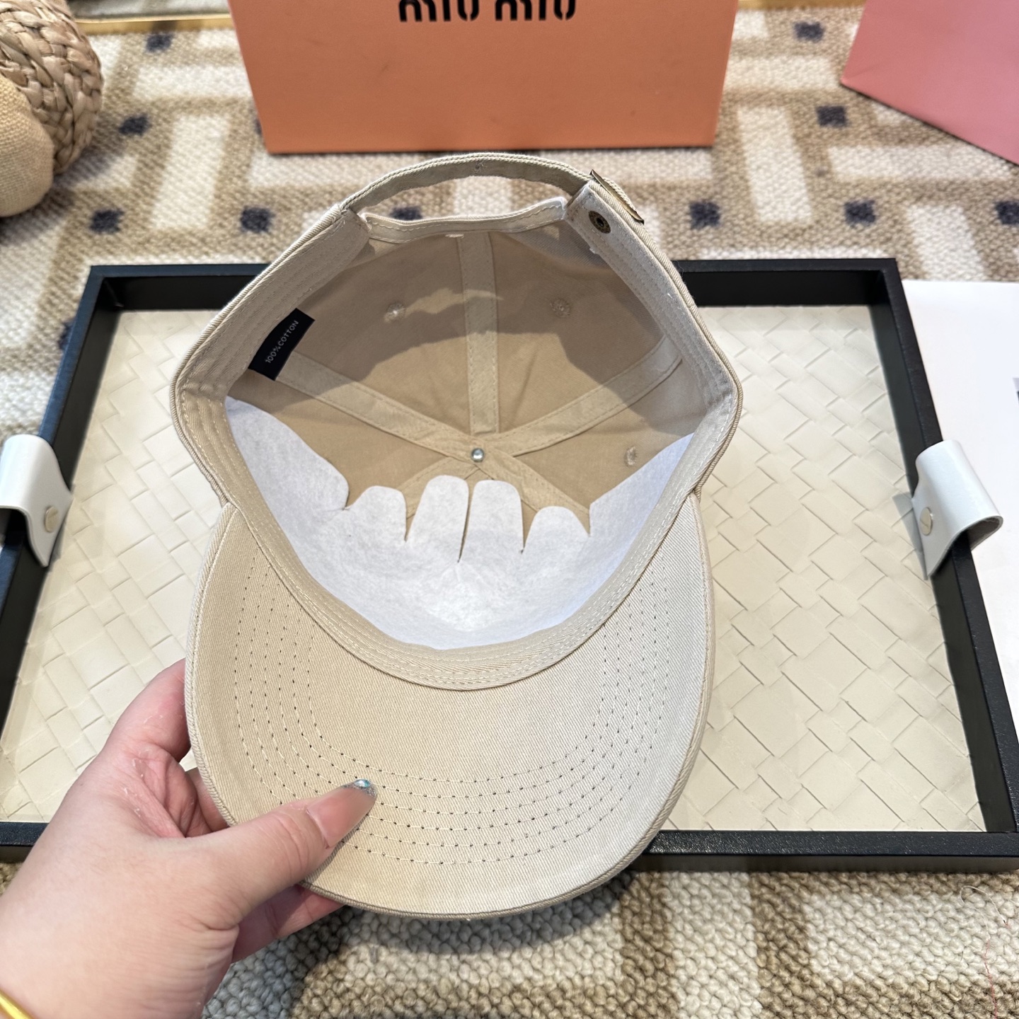 MiuMiu新款棒球帽帽子的版型很好，不管怎么搭配都好看，秋冬look配饰😎