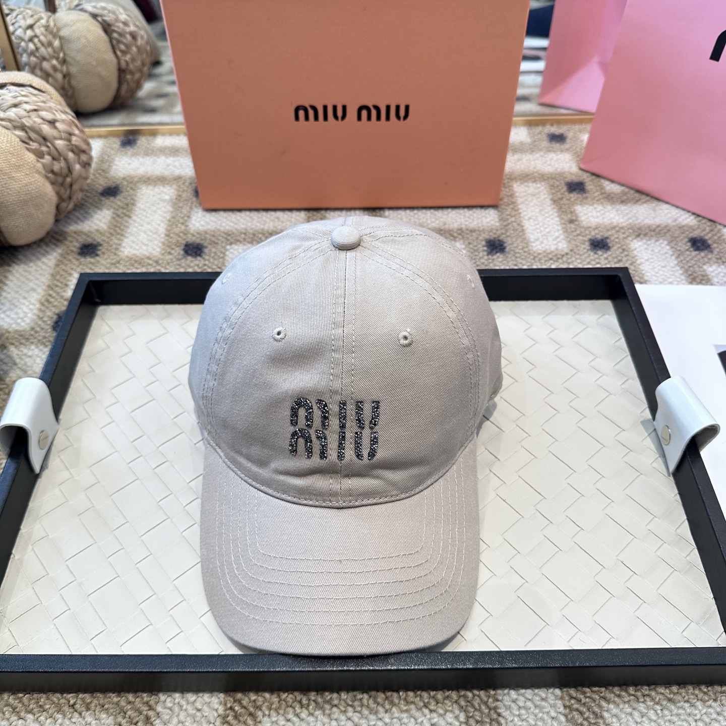 MiuMiu新款棒球帽帽子的版型很好，不管怎么搭配都好看，秋冬look配饰😎