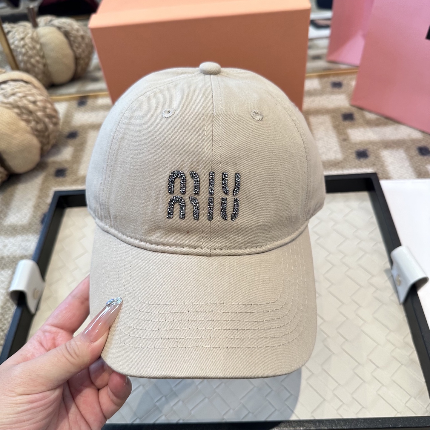 MiuMiu新款棒球帽帽子的版型很好，不管怎么搭配都好看，秋冬look配饰😎