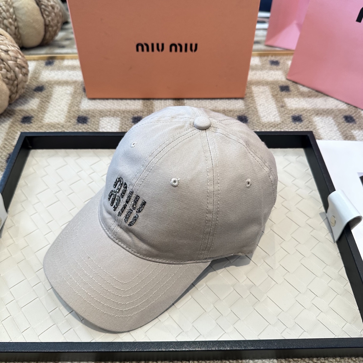 MiuMiu新款棒球帽帽子的版型很好，不管怎么搭配都好看，秋冬look配饰😎