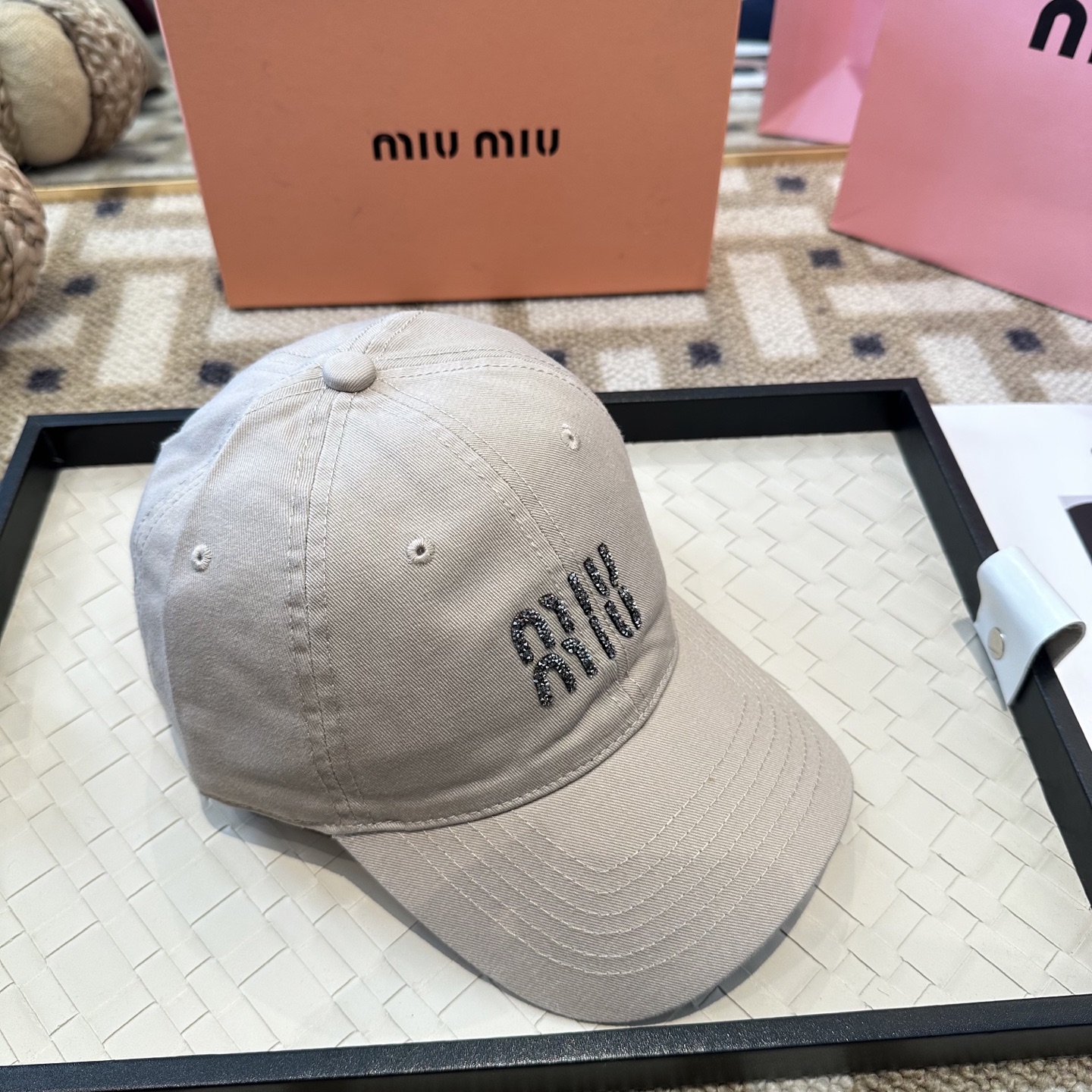 MiuMiu新款棒球帽帽子的版型很好，不管怎么搭配都好看，秋冬look配饰😎