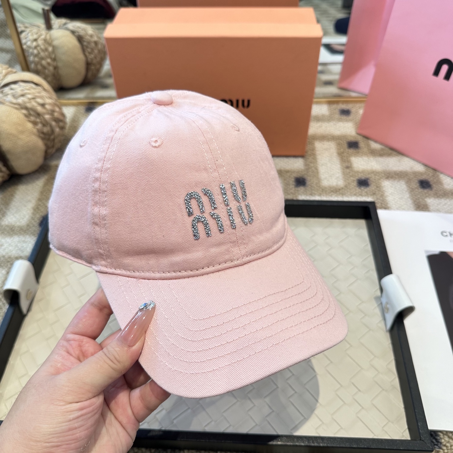 MiuMiu新款棒球帽帽子的版型很好，不管怎么搭配都好看，秋冬look配饰😎