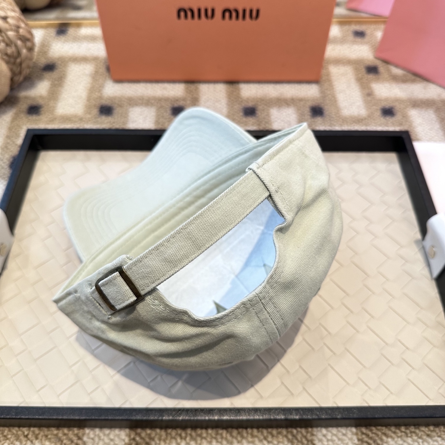 MiuMiu新款棒球帽帽子的版型很好，不管怎么搭配都好看，秋冬look配饰😎