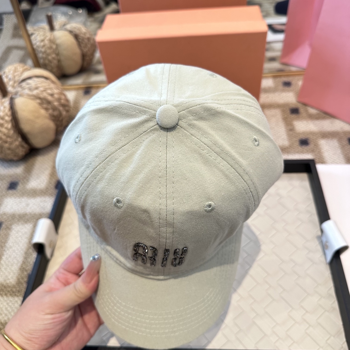 MiuMiu新款棒球帽帽子的版型很好，不管怎么搭配都好看，秋冬look配饰😎