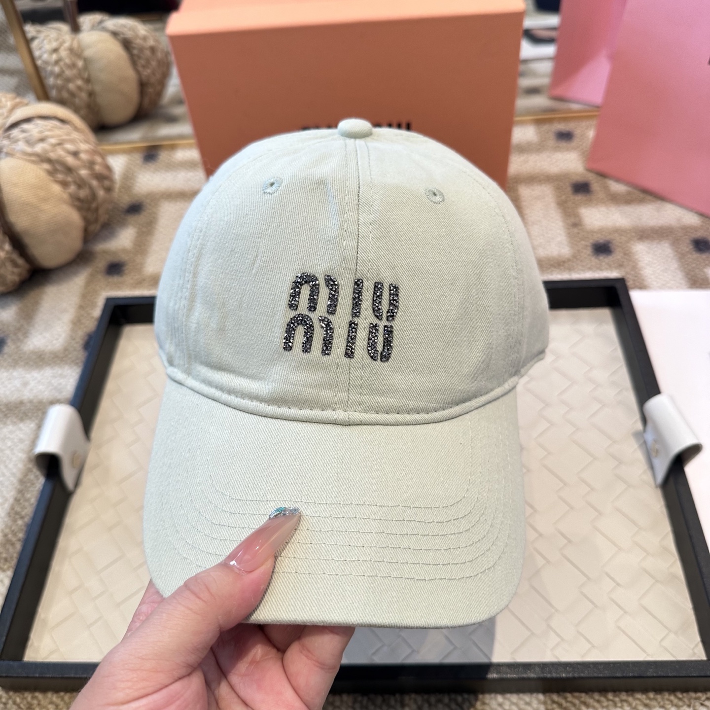 MiuMiu新款棒球帽帽子的版型很好，不管怎么搭配都好看，秋冬look配饰😎