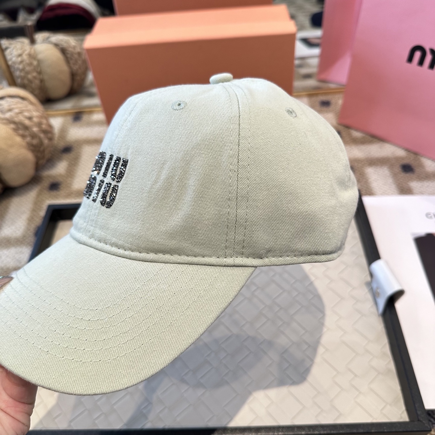 MiuMiu新款棒球帽帽子的版型很好，不管怎么搭配都好看，秋冬look配饰😎