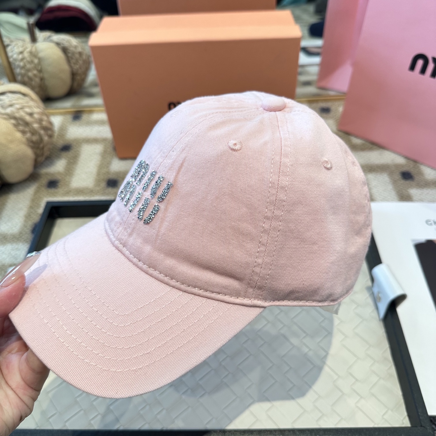 MiuMiu新款棒球帽帽子的版型很好，不管怎么搭配都好看，秋冬look配饰😎