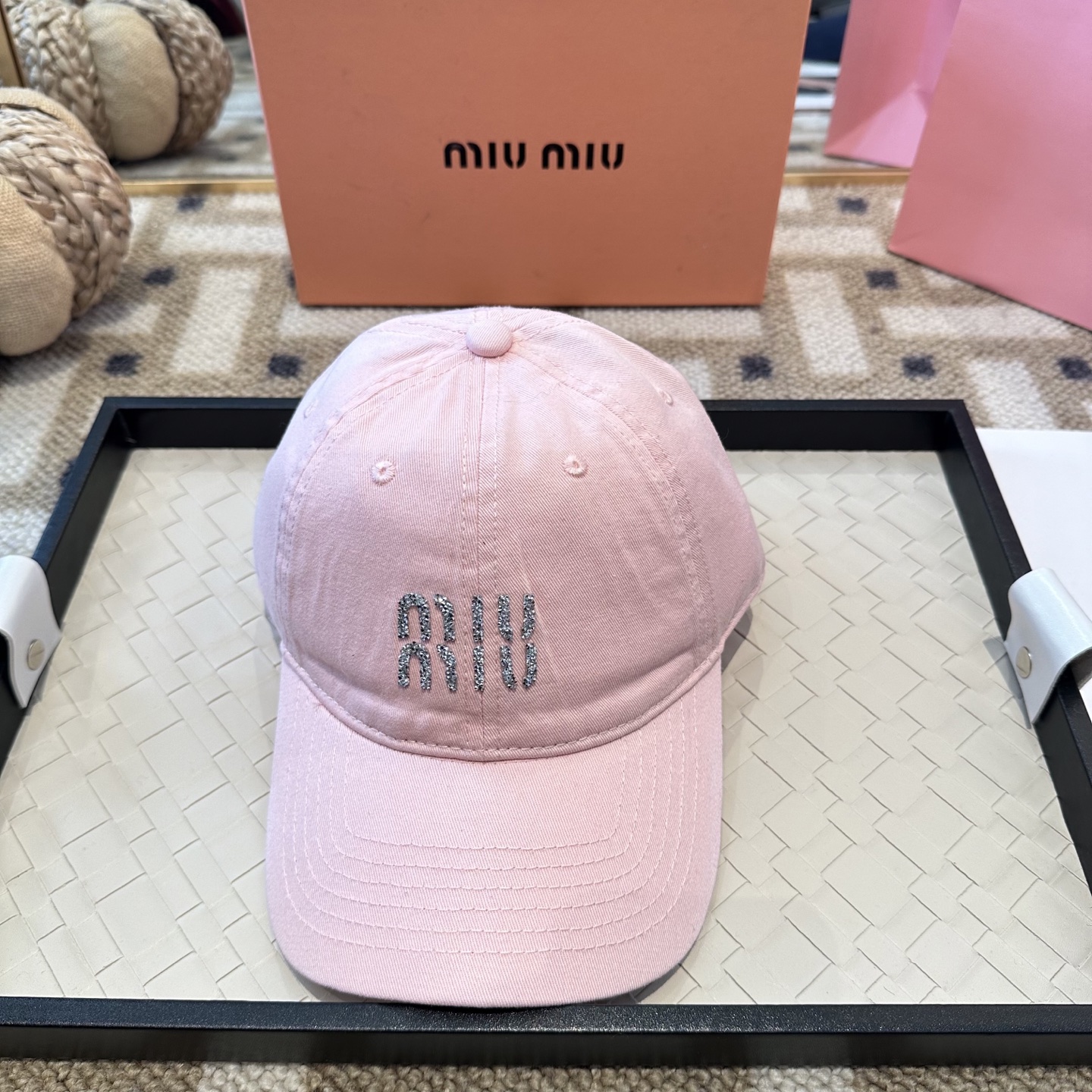 MiuMiu新款棒球帽帽子的版型很好，不管怎么搭配都好看，秋冬look配饰😎