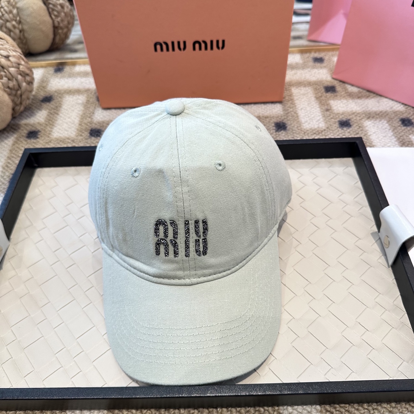 MiuMiu新款棒球帽帽子的版型很好，不管怎么搭配都好看，秋冬look配饰😎