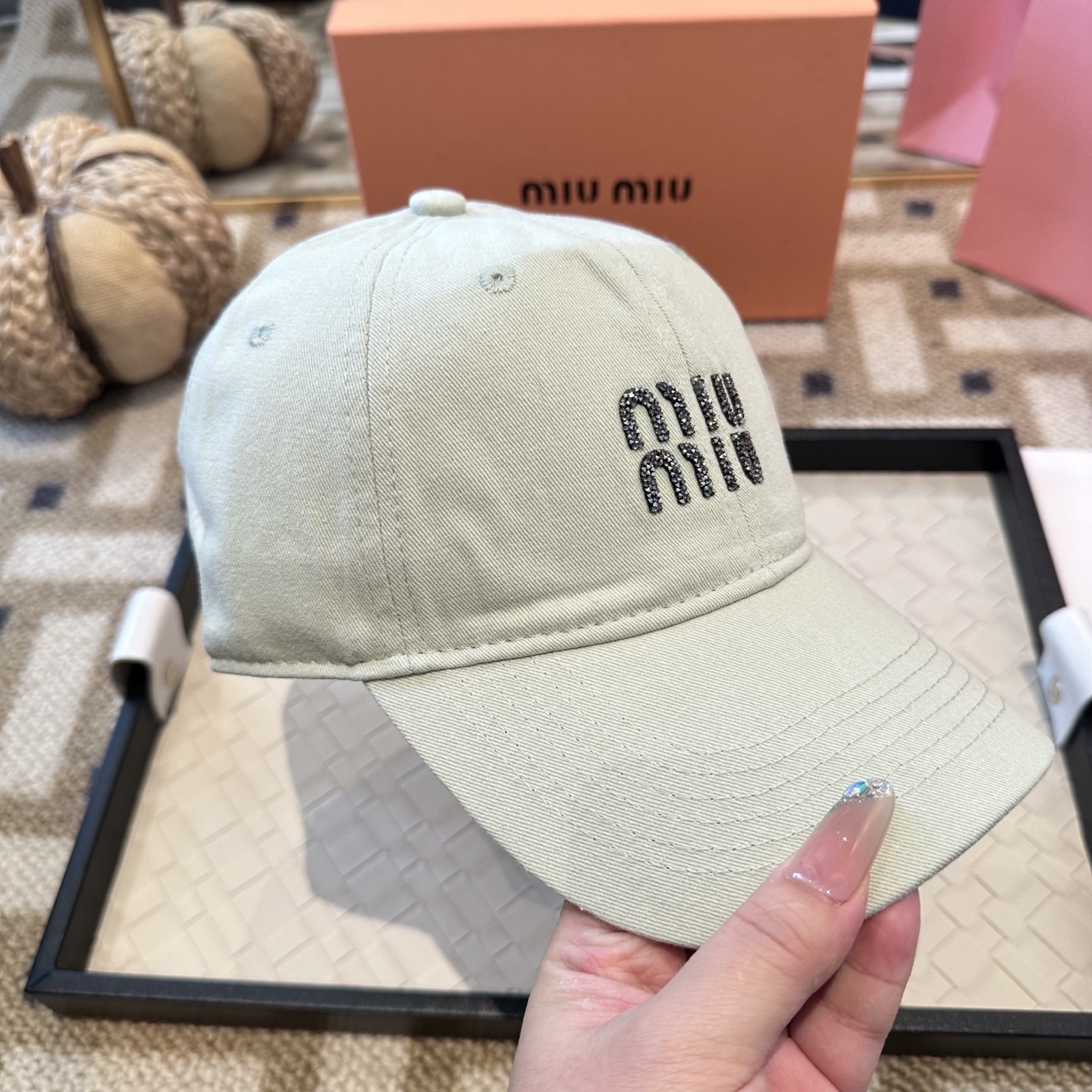 MiuMiu新款棒球帽帽子的版型很好，不管怎么搭配都好看，秋冬look配饰😎