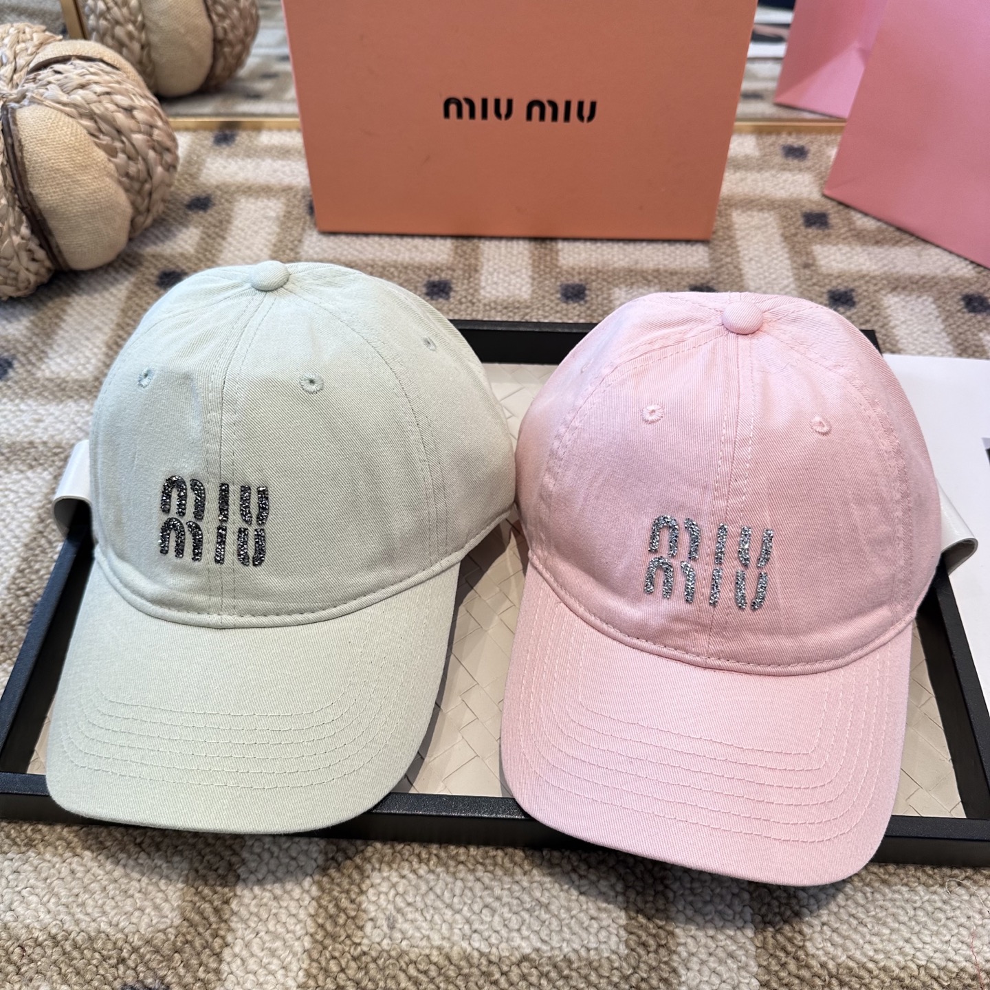 MiuMiu新款棒球帽帽子的版型很好，不管怎么搭配都好看，秋冬look配饰😎