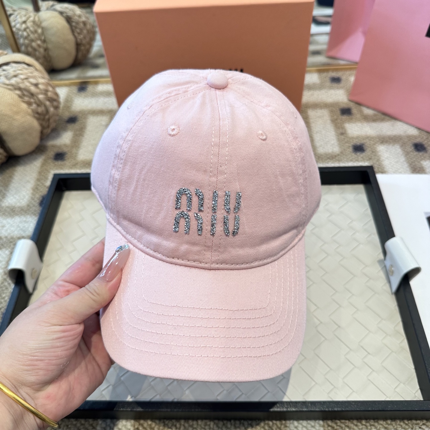 MiuMiu新款棒球帽帽子的版型很好，不管怎么搭配都好看，秋冬look配饰😎