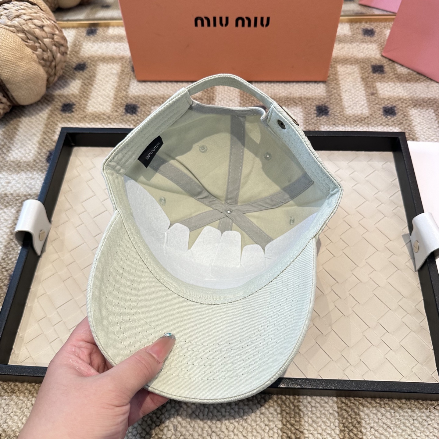 MiuMiu新款棒球帽帽子的版型很好，不管怎么搭配都好看，秋冬look配饰😎