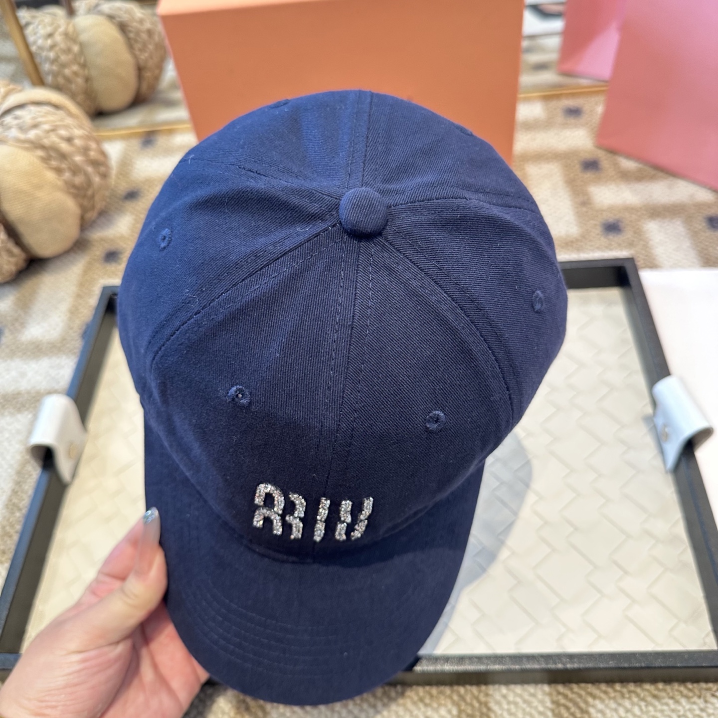 MiuMiu新款棒球帽帽子的版型很好，不管怎么搭配都好看，秋冬look配饰😎