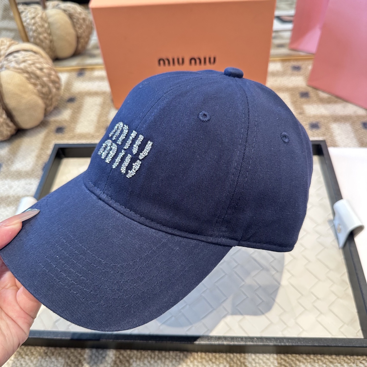 MiuMiu新款棒球帽帽子的版型很好，不管怎么搭配都好看，秋冬look配饰😎