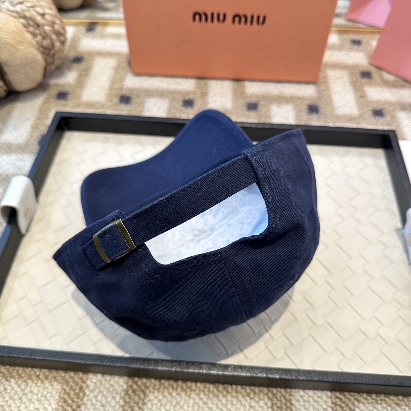 MiuMiu新款棒球帽帽子的版型很好，不管怎么搭配都好看，秋冬look配饰😎