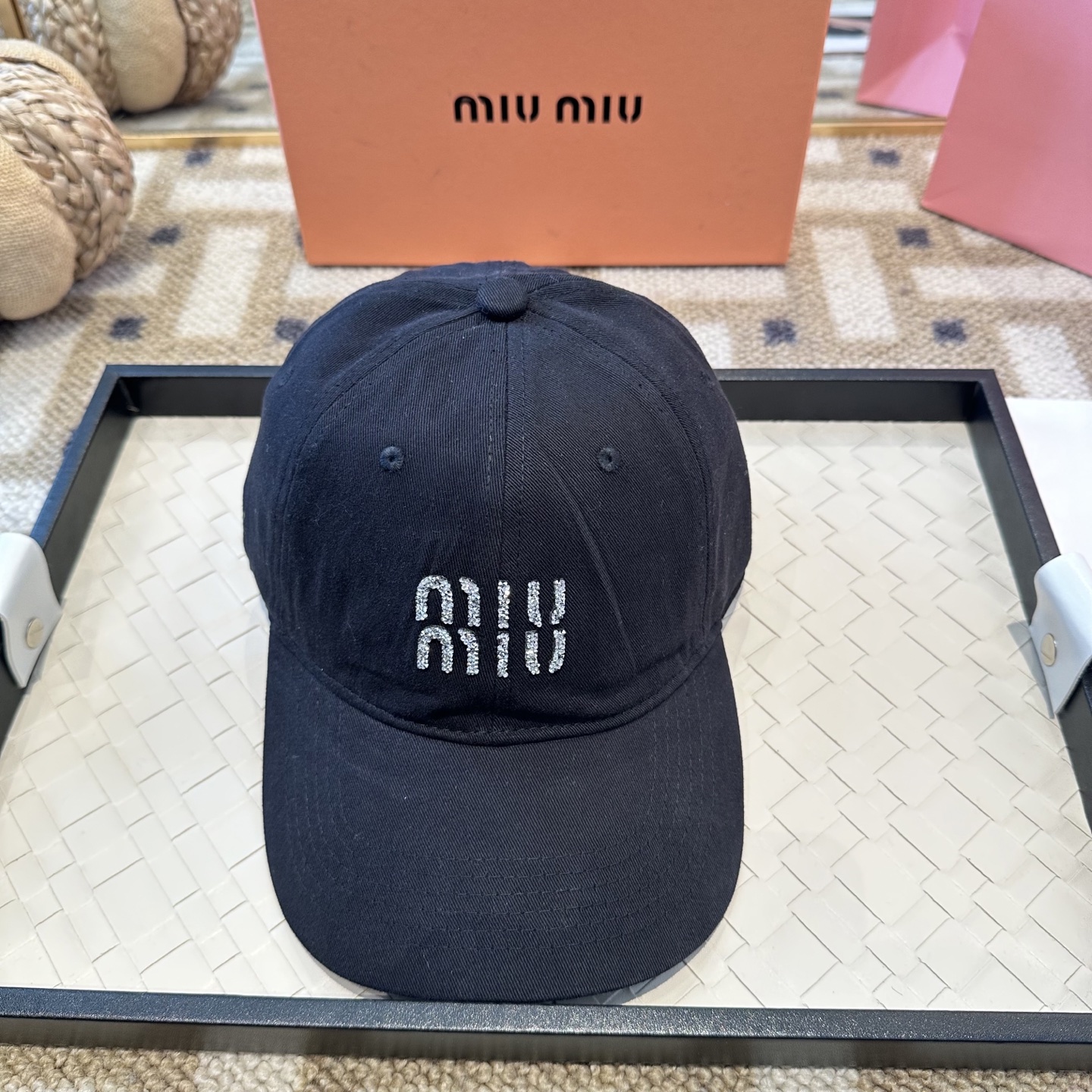 MiuMiu新款棒球帽帽子的版型很好，不管怎么搭配都好看，秋冬look配饰😎