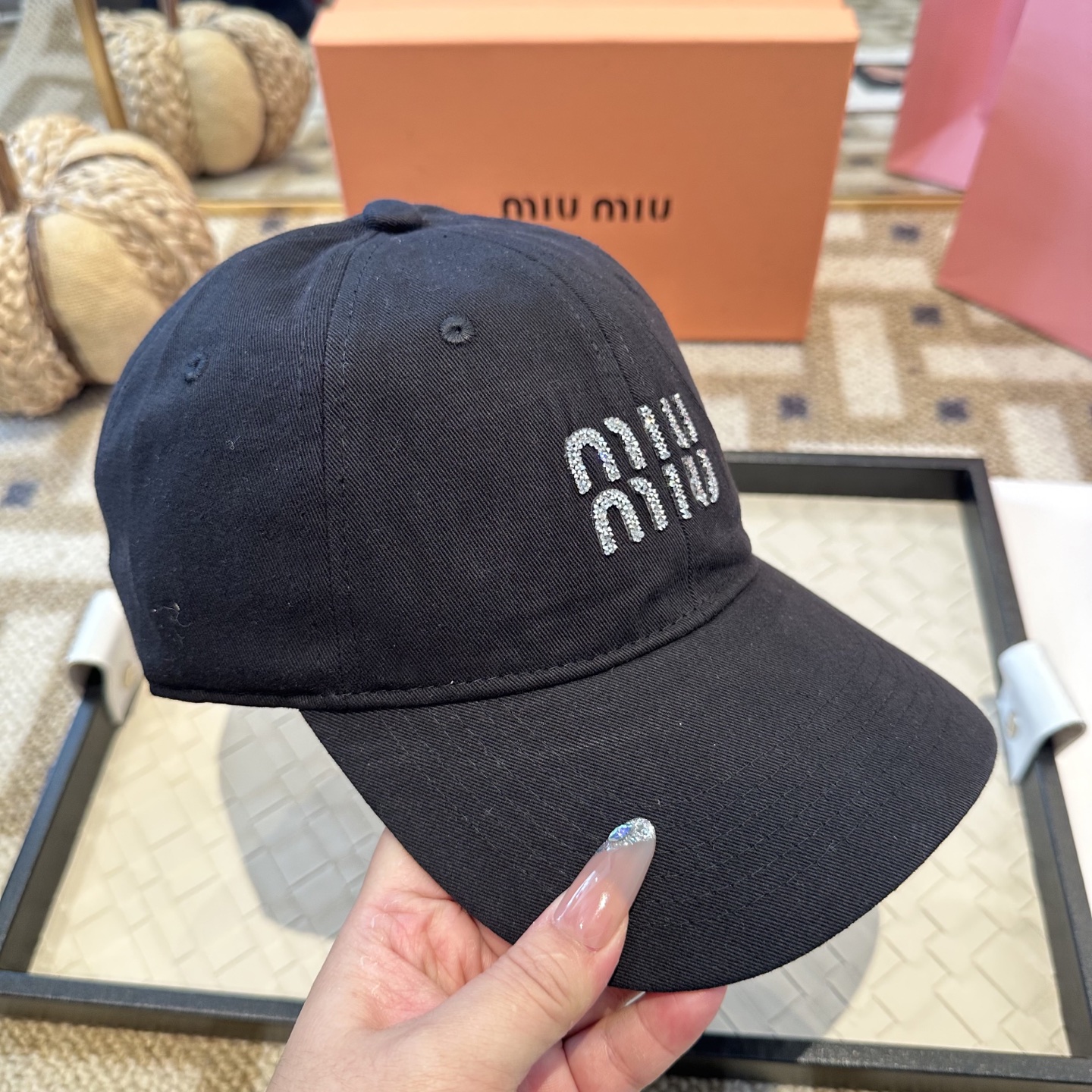 MiuMiu新款棒球帽帽子的版型很好，不管怎么搭配都好看，秋冬look配饰😎