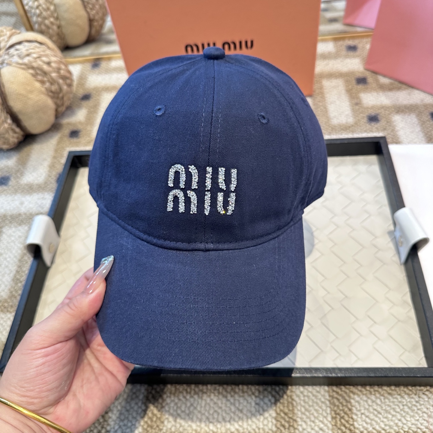 MiuMiu新款棒球帽帽子的版型很好，不管怎么搭配都好看，秋冬look配饰😎