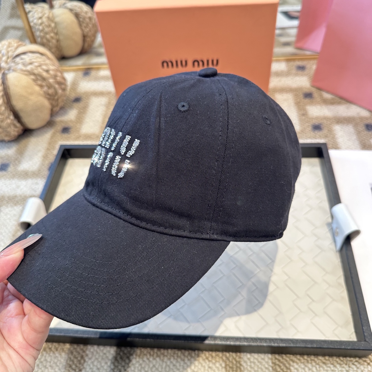 MiuMiu新款棒球帽帽子的版型很好，不管怎么搭配都好看，秋冬look配饰😎