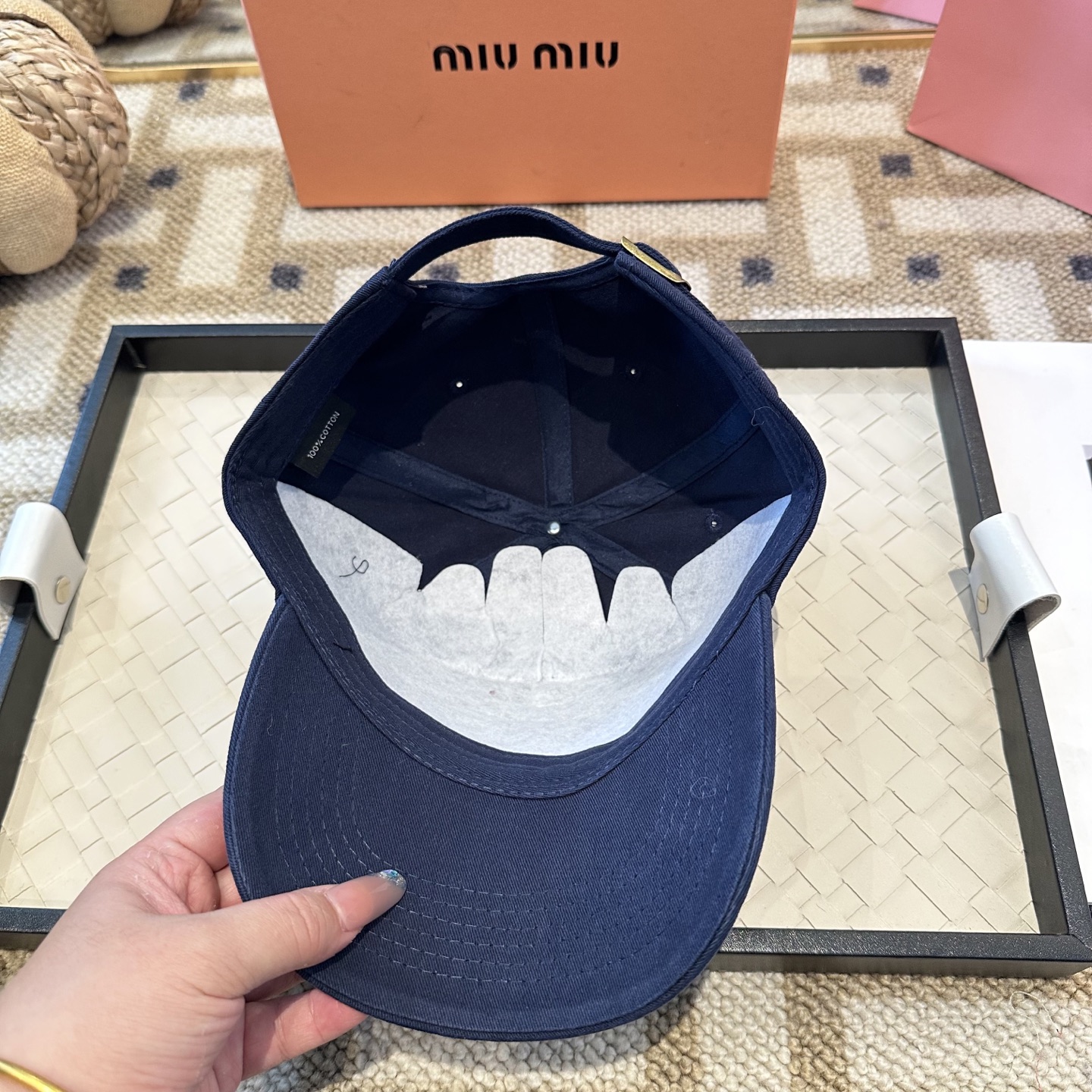 MiuMiu新款棒球帽帽子的版型很好，不管怎么搭配都好看，秋冬look配饰😎