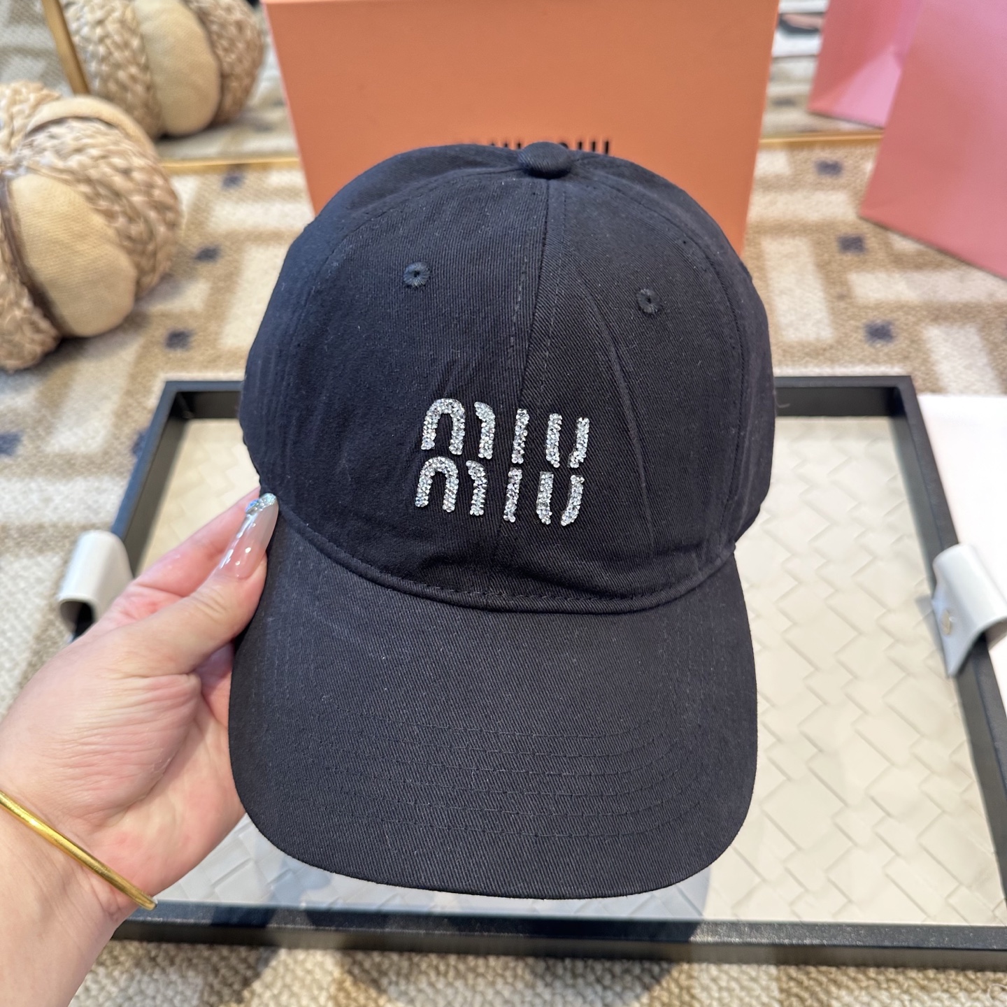 MiuMiu新款棒球帽帽子的版型很好，不管怎么搭配都好看，秋冬look配饰😎