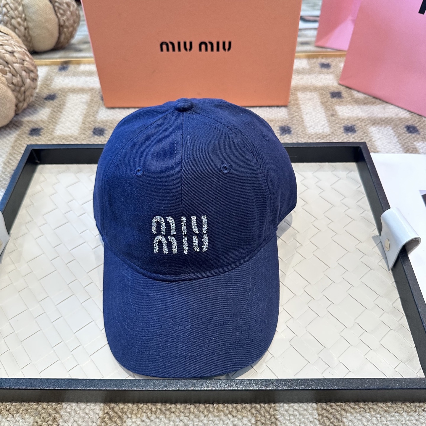 MiuMiu新款棒球帽帽子的版型很好，不管怎么搭配都好看，秋冬look配饰😎